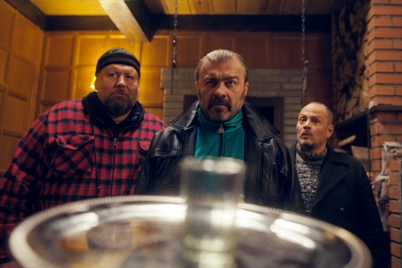 Выходят три новейших российских сериала: "Открытый брак", "Вика-Ураган", "Кино про бандитов"